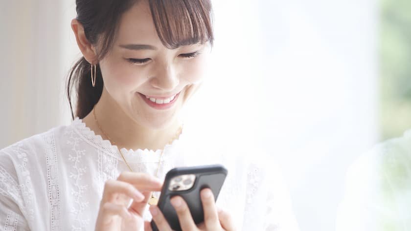スマートフォンにアプリをダウンロードする様子