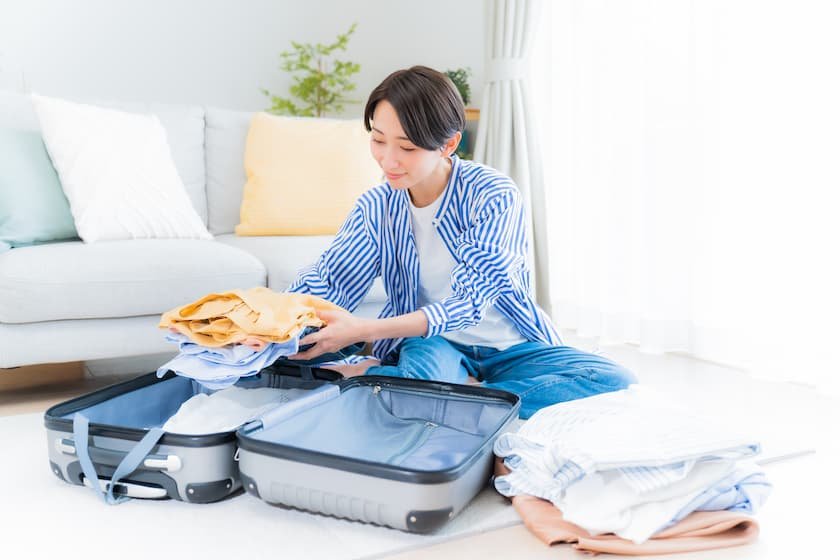 韓国旅行に持っていく洋服を準備している様子