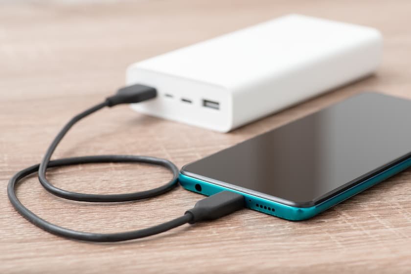 モバイルバッテリーで充電中のスマートフォン