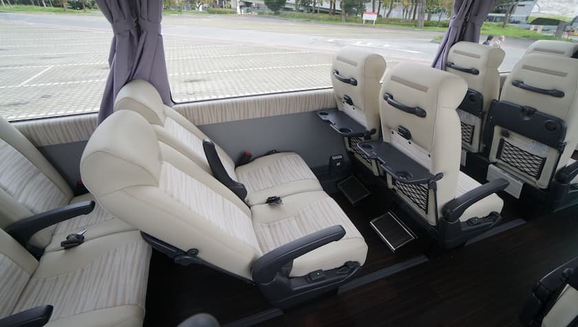 ゆったりとしたバスの座席