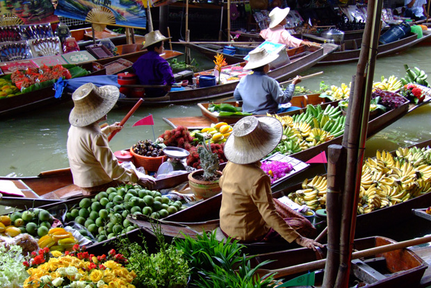 タイの水上マーケットで究極のアジアごはんを!