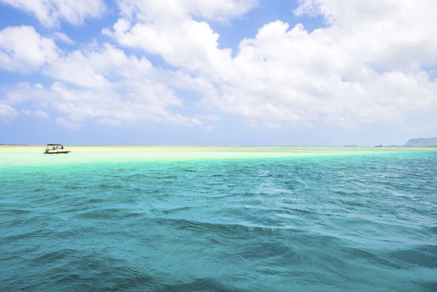 ハワイの「天国の海」と呼ばれるサンドバーへの行き方