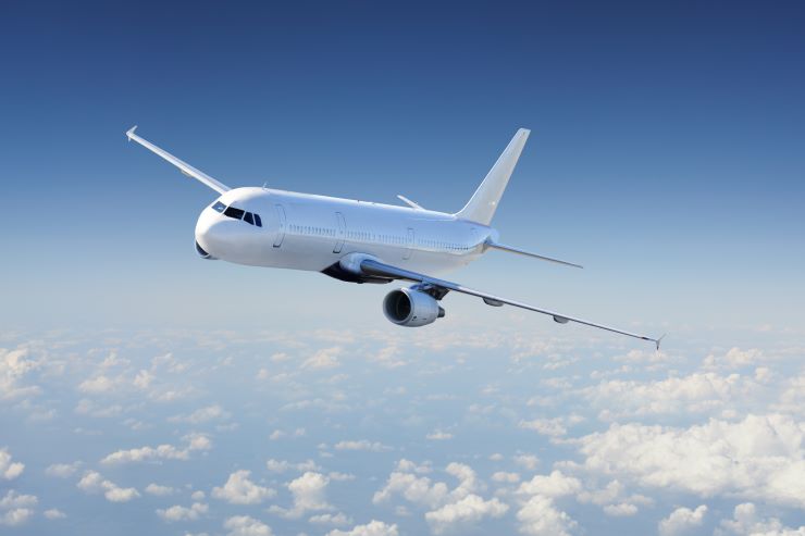 曇り空の上に飛行機