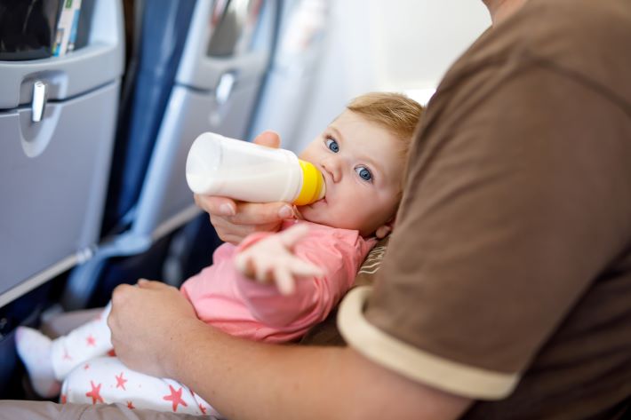 バシネットとは？赤ちゃん連れの飛行機の必需品。その利用方法などを紹介