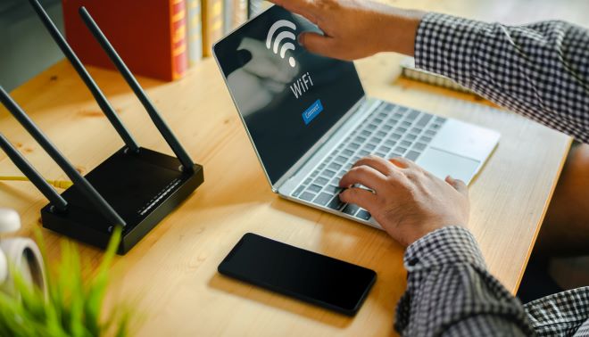 パソコン、Wi-Fi、スマートフォンイメージ
