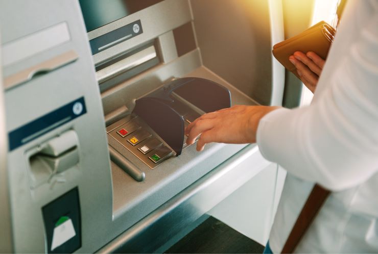 海外ATMで現地通貨を引き出す