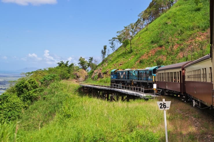 高原を行くキュランダ鉄道