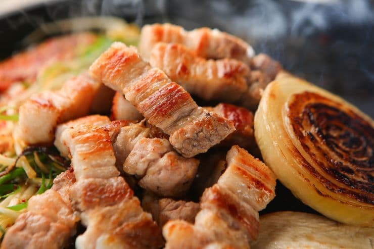 韓国グルメのひとつサムギョプサル