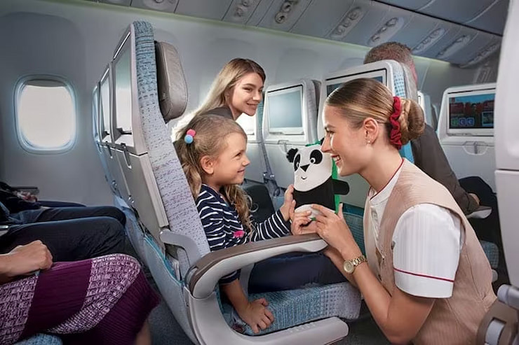 emirates-b777-economy-class-families-kids-toys 提供:エミレーツ航空