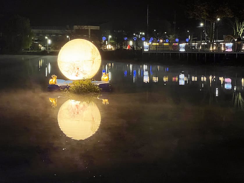 弾琴湖虹の道から見た川に浮かぶ月のオブジェ