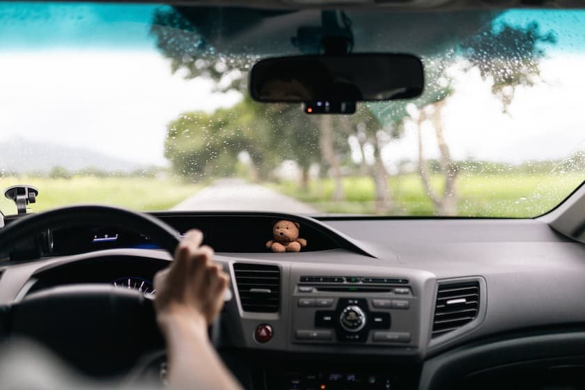 台湾の田舎道を走る車