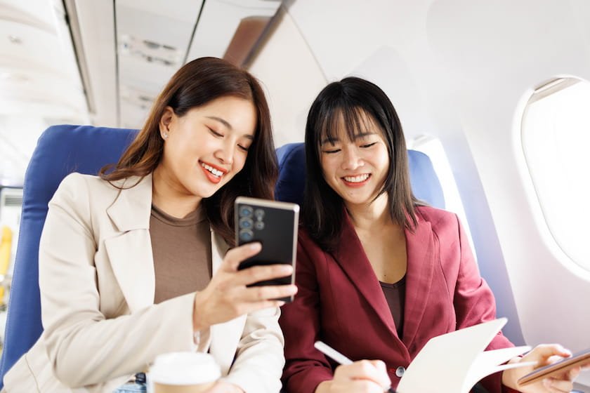 フライトを楽しむ女性たち