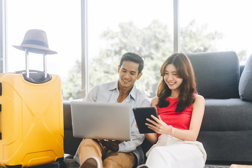 タイ旅行の費用について調べている様子