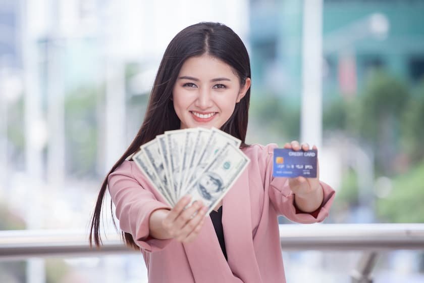 チップの支払い方法を説明する様子