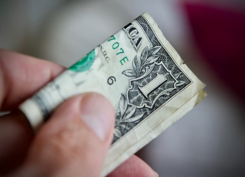 チップを払う様子