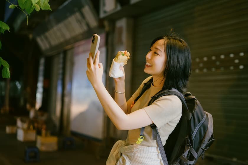 バインミーを撮影する様子