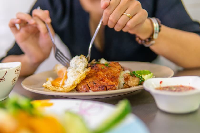 ベトナムで食事をする様子
