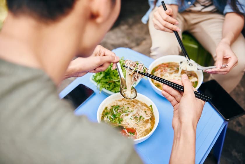フォーを食べる様子