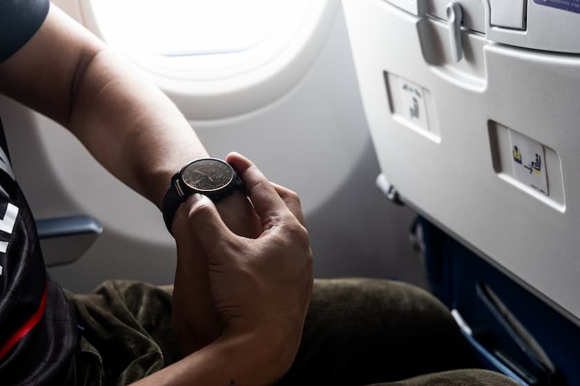 飛行機内で時間を確認する様子（イメージ）