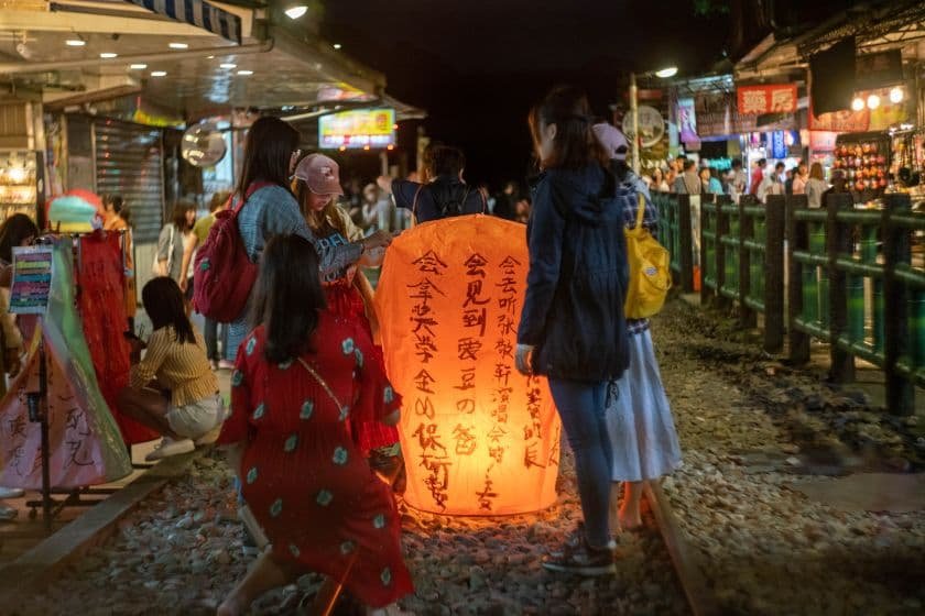思い出になること間違いなしのランタン上げ体験