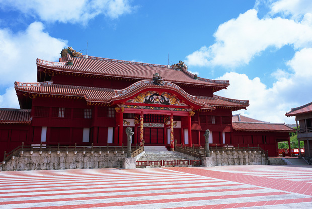 鮮やかな朱色がまぶしい!琉球王国の象徴 首里城へ行こう