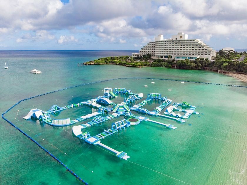 沖縄最大級の海上アスレチックのある万座ビーチ 提供：ANAインターコンチネンタル万座ビーチリゾート