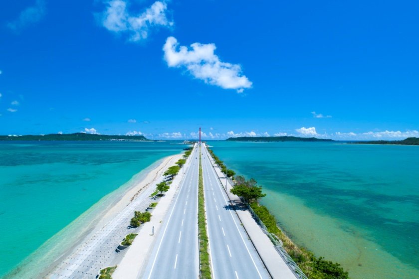 勝連半島から平安座島を結ぶ海中道路で爽快ドライブ 提供：うるま市観光物産協会公式サイト「うるまいろ」