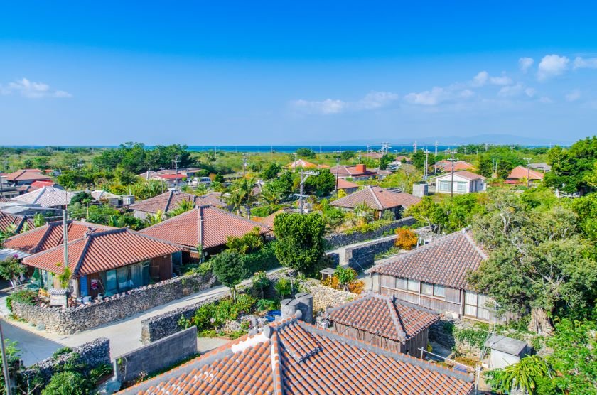 赤瓦の屋根が美しい竹富島