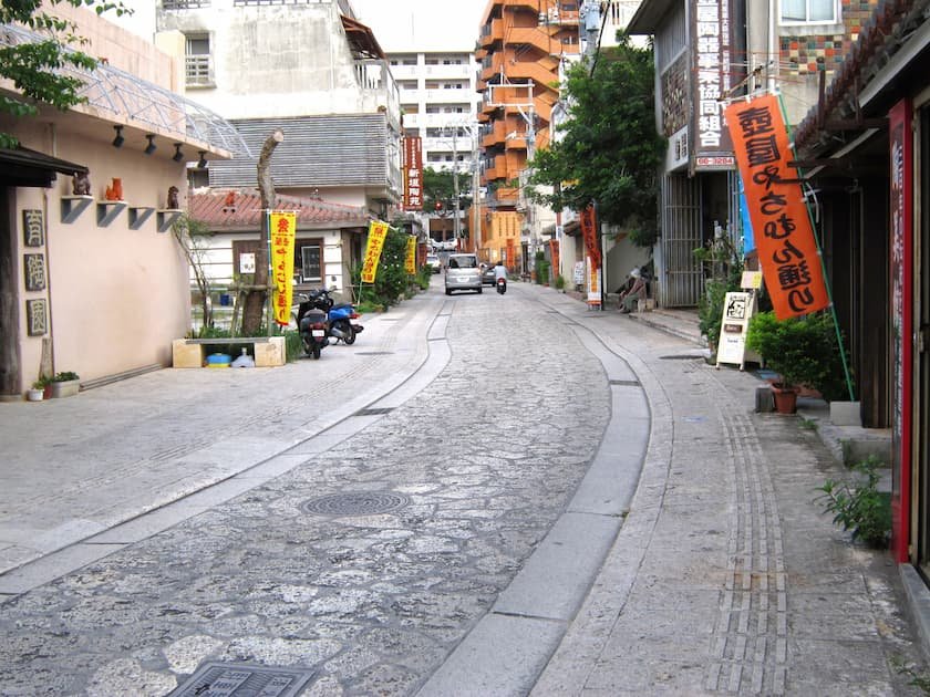 壺屋やちむん通り 提供：OCVB