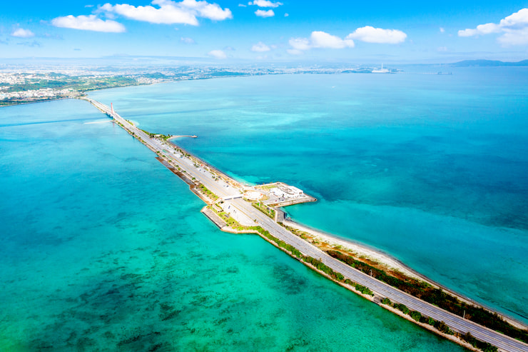 海中道路(満潮時)