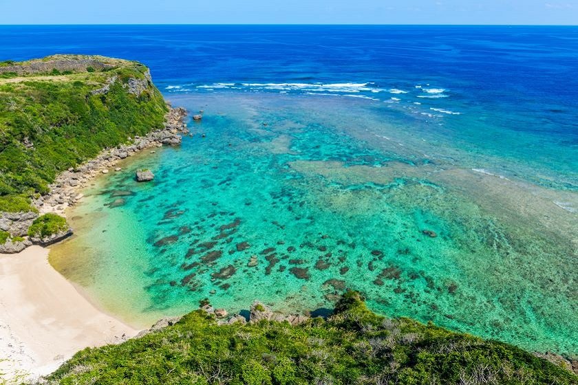 島の東部にある絶壁は、見晴らしスポットとして有名な「果報バンタ」