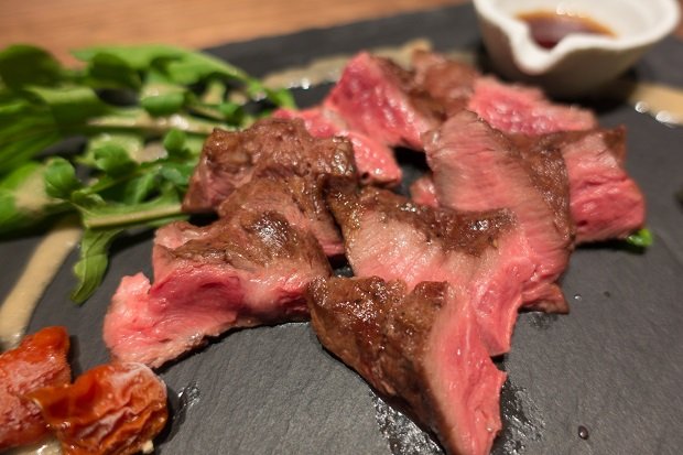 宮古牛は石垣牛と並ぶブランド牛。ステーキやローストビーフでジューシーな肉の旨みを味わいたい