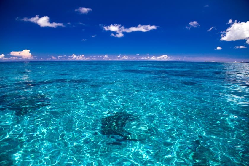 本部沖に浮かぶ水納島のサンゴ礁の海