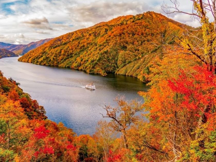 奥只見湖の紅葉 提供:奥只見観光