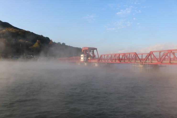 長浜大橋と肱川あらし