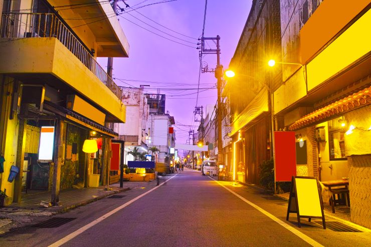 宮古島のメインストリートであり、ナイトスポット「西里通り」