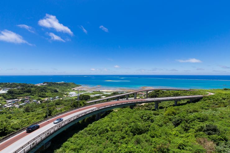 離島も楽しめる!沖縄本島南部のおすすめ観光地を巡るモデルコース3選