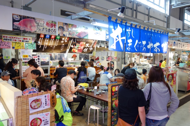 新鮮な生まぐろの海鮮丼が場内で食べられます。　提供：泊いゆまち