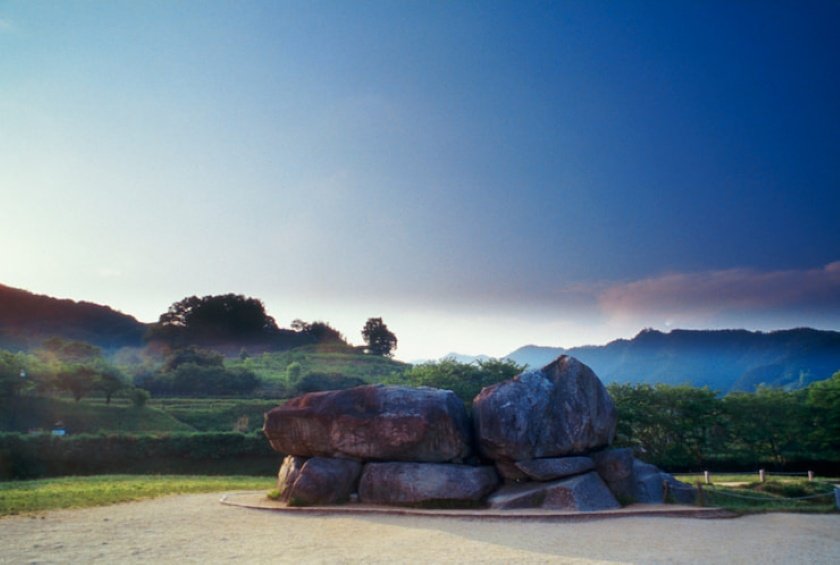 石舞台古墳（朝 古代夢想）写真提供：一般財団法人奈良県ビジターズビューロー