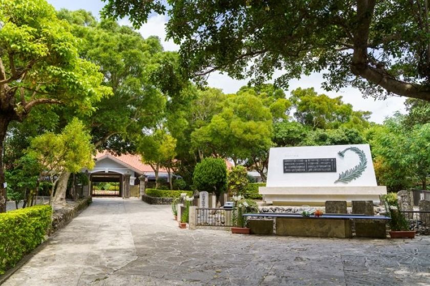 ひめゆり祈念資料館提供_2021-04塔と資料館01