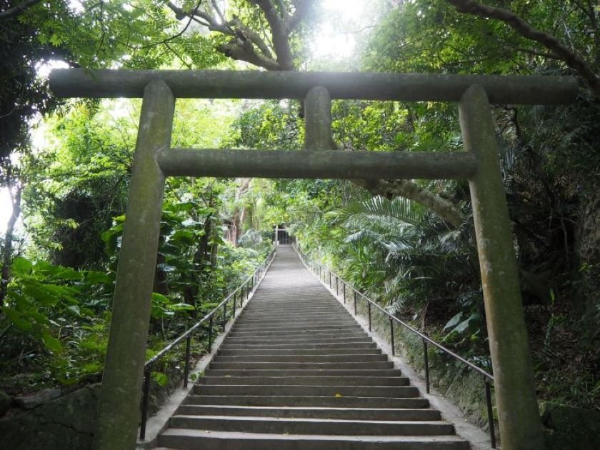 鳥居の先の長い階段の上にある「シルミチュー霊場」は伝説の場所