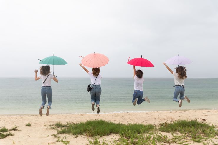 雨の中の若い4人の女性