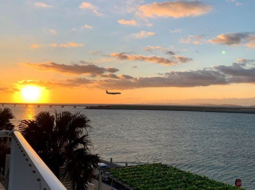 夕焼けと飛行機　提供：瀬長島ウミカジテラス