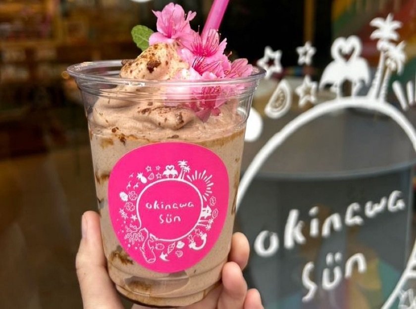 琉球寒緋桜が飾られたスムージー　提供：okinawasun