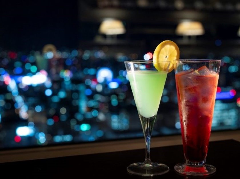 夜はワインやカクテルなど多彩なバーメニューもある南回廊のT'CAFE　提供：札幌駅総合開発株式会社