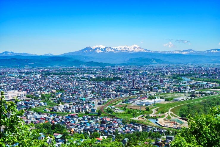 旭川市の街並みと大雪山連峰