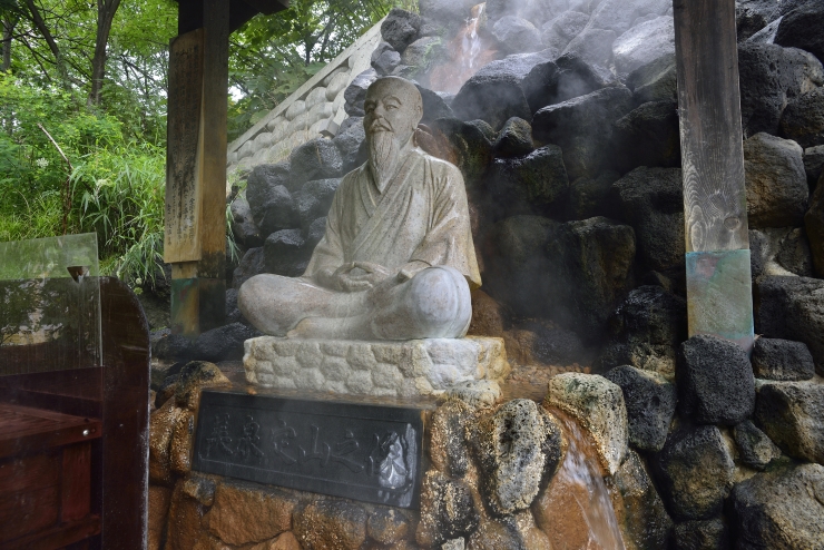 温泉の礎を築いた修験僧・美泉定山之像 提供:さっぽろ観光写真ライブラリー