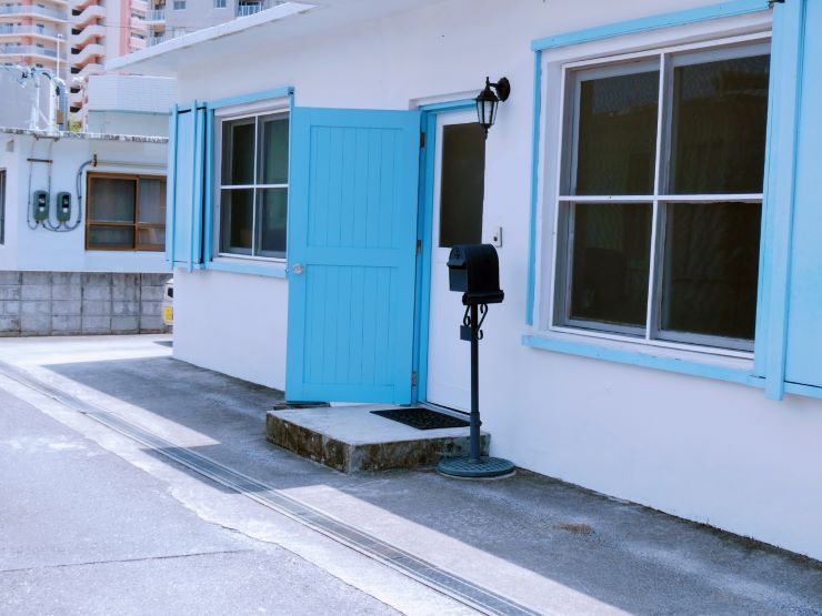 港川ステイツサイドタウン_青と白が映える住宅