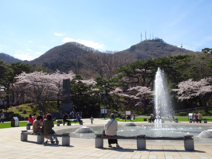 中央噴水広場と函館山 提供:函館公園