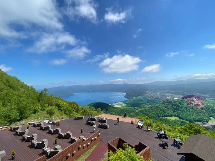 洞爺湖を一望するMt.USUテラス 提供:有珠山ロープウェイ